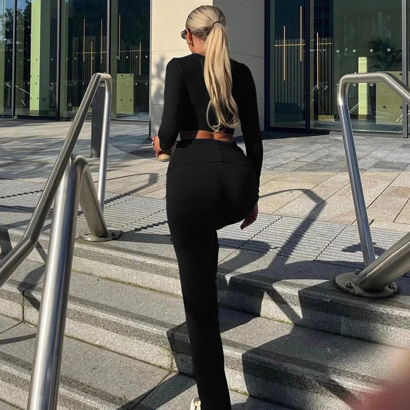 Zweiteiliges Set: Longsleeve Crop Top & Hose